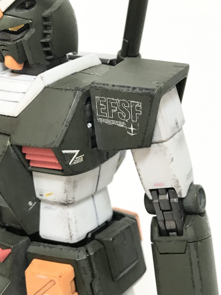 胴回りや腿などのグレー部分はウェザリングマスターのマルチブラックでウォッシングした後にアクリジョンの焼鉄色でドライブラシ。