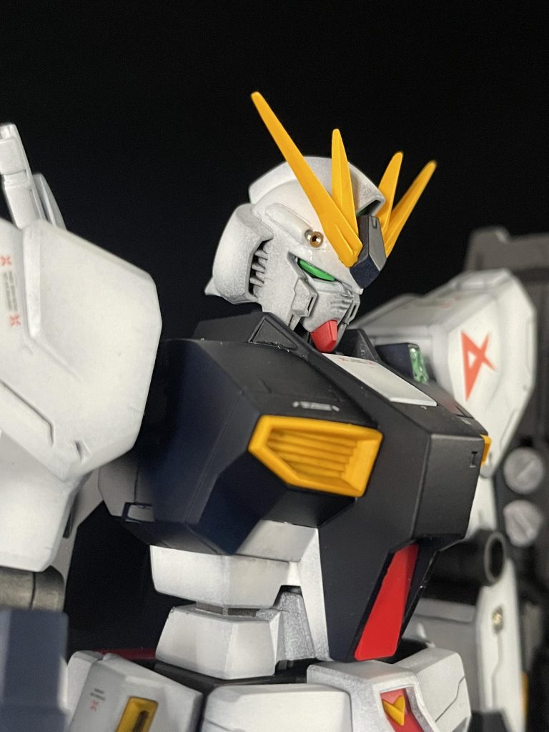 歴代νガンダムの中でも1番好みのフェイス。バルカンはメタルパーツに置き換え。胸のセンサーもHアイズでディティールアップ。肩とシールドのマーキングは逆シャア用のガンダムデカールから拝借。