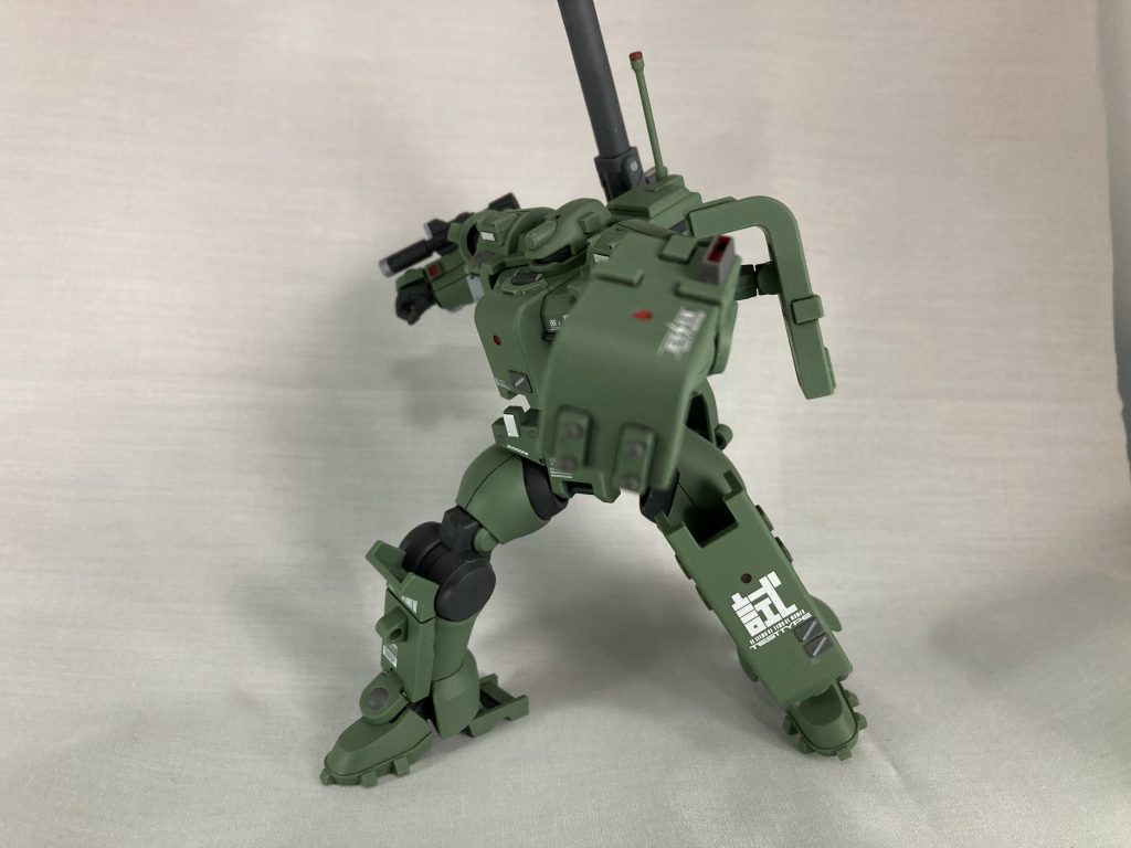 敵に接近されたら近接戦闘もある程度こなさなければいけないのでアーマーナックルをつけてみました、巨体を動かすために発生する熱などをここに集めて熱発電、それを敵に叩き込めたらいいなという脳内設定