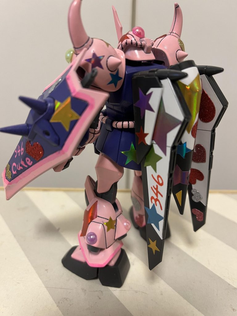 あちらこちらに百均で買ってきたハートシールと星形シールやらを貼りました。というのも、ピンク部の塗装に大失敗してるので、、以下流れ。サフはグレーでもええか、めんどいし。↓アカン。透け透けやん。もう一度や！↓ケラー何やってんねん！　あ、野球見ながら、吹いたらとんでもないムラになってるやん。どないしよ？↓せや！　シールで塗装に失敗した所を隠せばええやん！