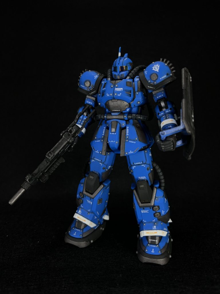 正面から。ガンスタでも多くの作品を見て勉強させてもらってますが、私がカッコいい！と感じる作品の共通点として①スジボリの細かさと塗り分けでのパーツ分割②モールド、リベット、デカールなどでの情報量の追加③無骨であるという3点と気づき、とにかくその3点をやり切って自分の性癖にブッ刺さる機体を作ろうと試みました。成形色つや消し仕上げ、筆塗りでの部分塗装となります。 