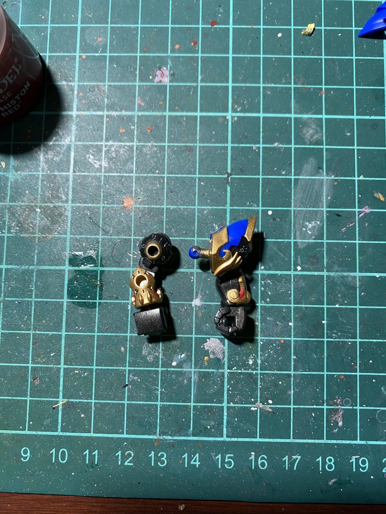 本体に黒鉄色を塗ってまず腕から攻めます。この頃はまだ元気がありました。