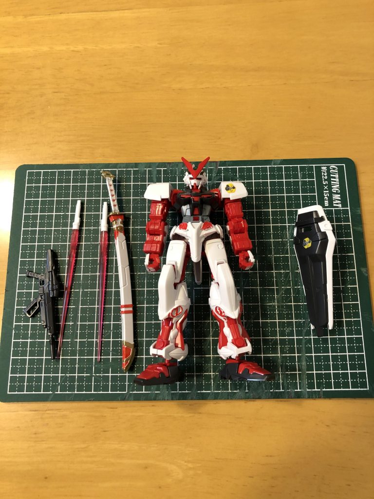 購入直後の写真。これに説明書も付いており、その点ラッキーだったのですが、ここから仕上げ直すのには、かなりの時間を要しました。特に赤い塗料を消すのに苦労しました。大まかに消しゴムで擦って消し、細かい箇所はガンダムマーカーの消しペンを使いました。