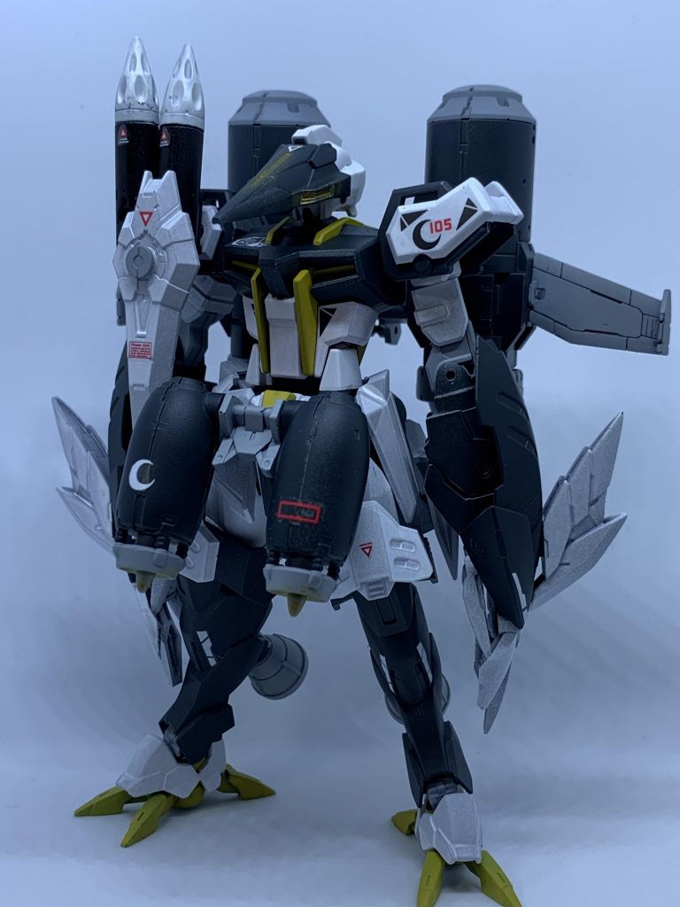 「RGAT-X105MP ストライク・ペンタフォース」 ガンダムSEED本編から何十年も経過した後、廃棄されていたストライクガンダムの予備パーツをベースとして「海洋探索及び海難救助」に特化して再生されたMS・・・というイメージで作りました。モチーフはペンギンとカモメです。