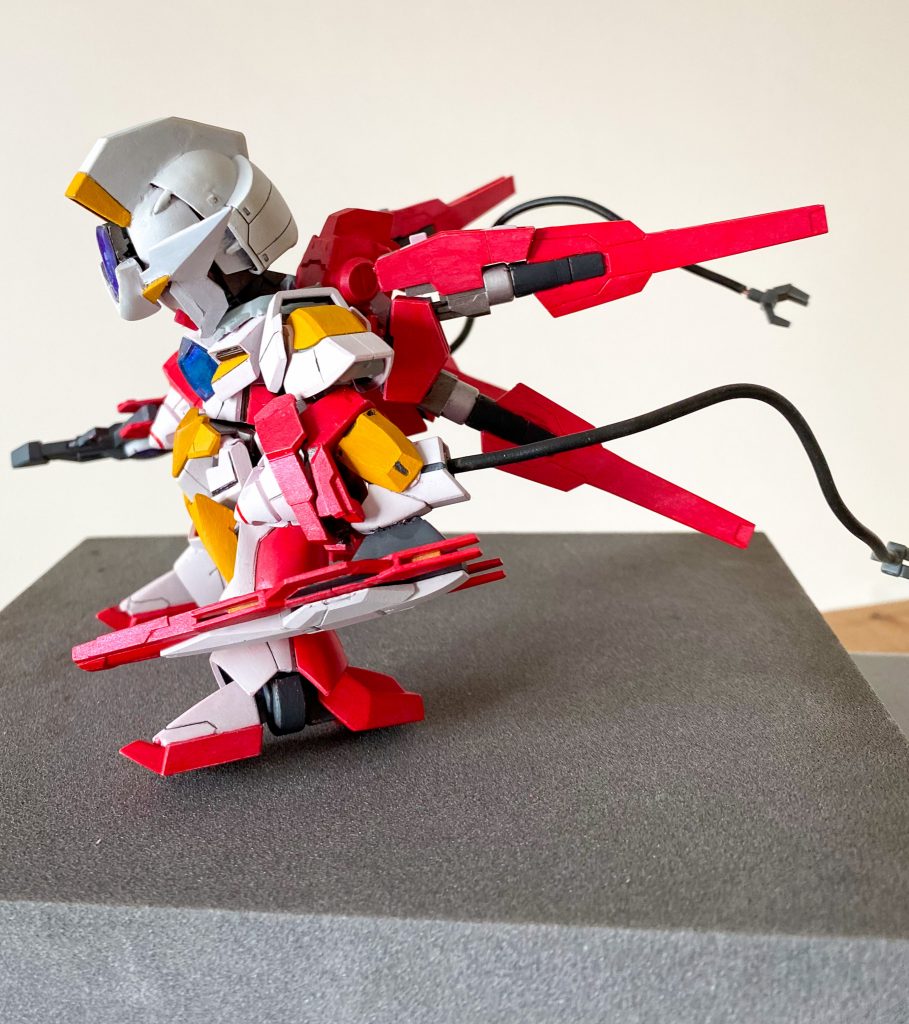 ちなみに、どれくらい俯いてるかと言うと、こんなに俯いてます😆変形機構を残したまま短縮加工にしたので、両形態でのバランスが変わるので、いい塩梅を見つけるのが大変でした。でもいつかはやりたい機体だったので大満足です☺️最後まで閲覧ありがとうございました!