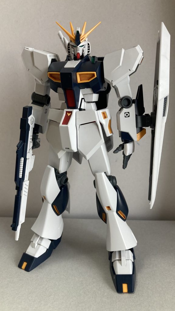 フロントEGとしての都合上、フィンファンネルやバズーカが無いことや一部の構造の簡略化、肉抜き穴は仕方ないですよねむしろ可動、色分け共にとても優秀で組んでいてとても楽しかったです特にフェイスは特徴をしっかりと捉えている分、RGより断然好みです