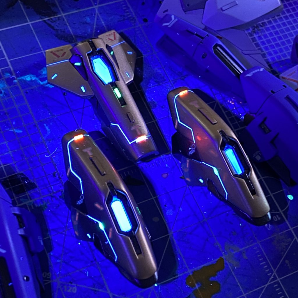 蛍光スジボリは、普段は黒に見えるよう工夫しました。まず水性塗料の黒でスミ入れし、その上からエナメル蛍光塗料で再度スミ入れしてます。