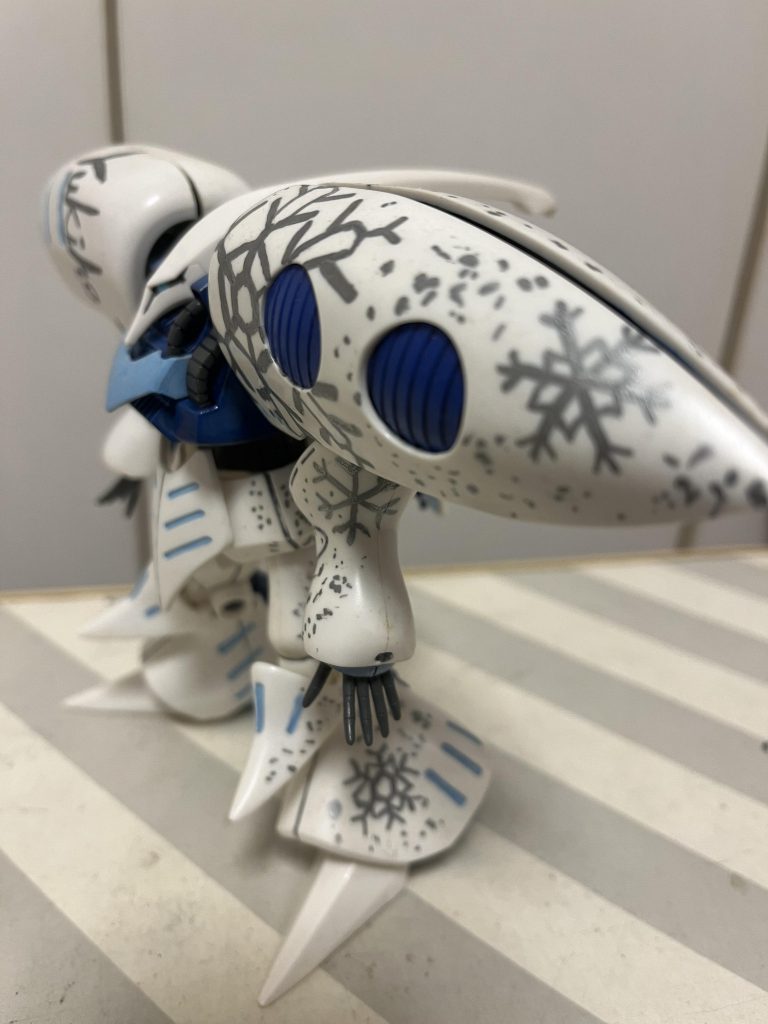 左半身の前面は雪が舞ってます。結晶とか手書きしてみたり。え？　ゴミが付いてるようにしか見えない？