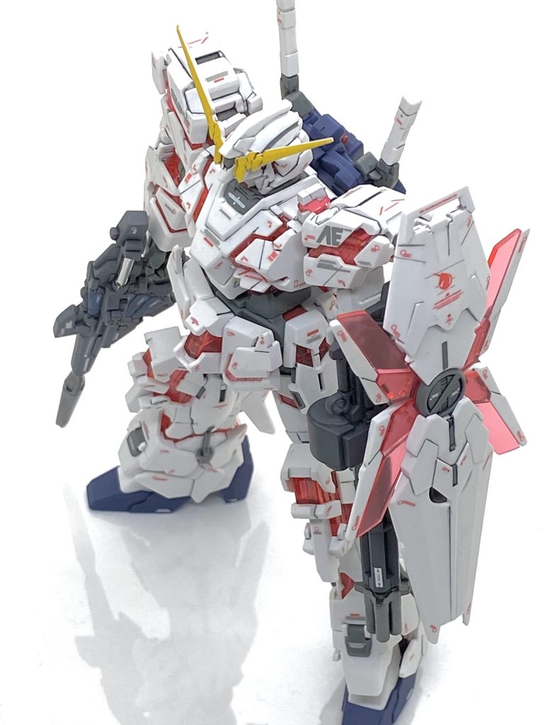 サイコフレームとメタリック以外の部分は最後に(クレオス)Mr.カラーGXスーパースムースクリアーを吹き付けております。