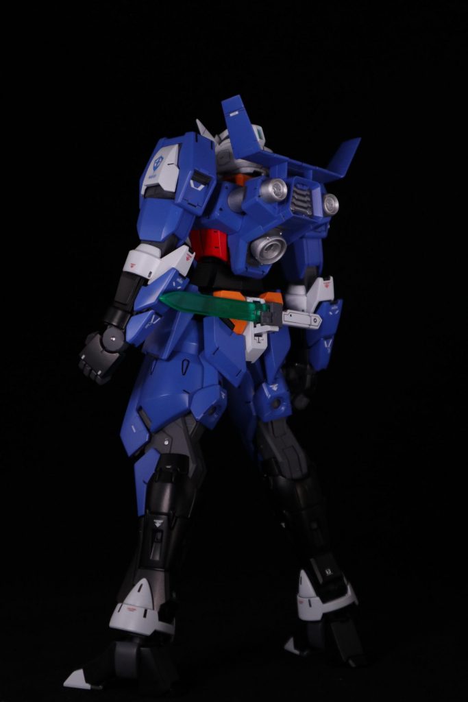 個人的な感想としては青がよく塗れたと思ってます。スミイレと凹モールド、シルバー部分は水性塗料を使用。最近マスキングがめんどくさくなってきてしまい簡単に済ませたいと思ったので。ヘルメット部分がぱっつんになってて変だなぁと思ってましたが何故か角度によって表情が出るじゃないですか‼︎ここいじらなくてよかった。