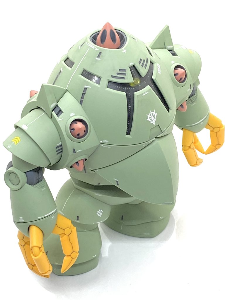 アッガイと同じく内部フレームがある為に大変ずっしりした重さがあり作り応えがあります。薄いペット素材を使いました透明のモノアイガードは目盛りが書いてあるのでリアリティがあり、そのおかげで大変完成度の高いガンプラになっています。