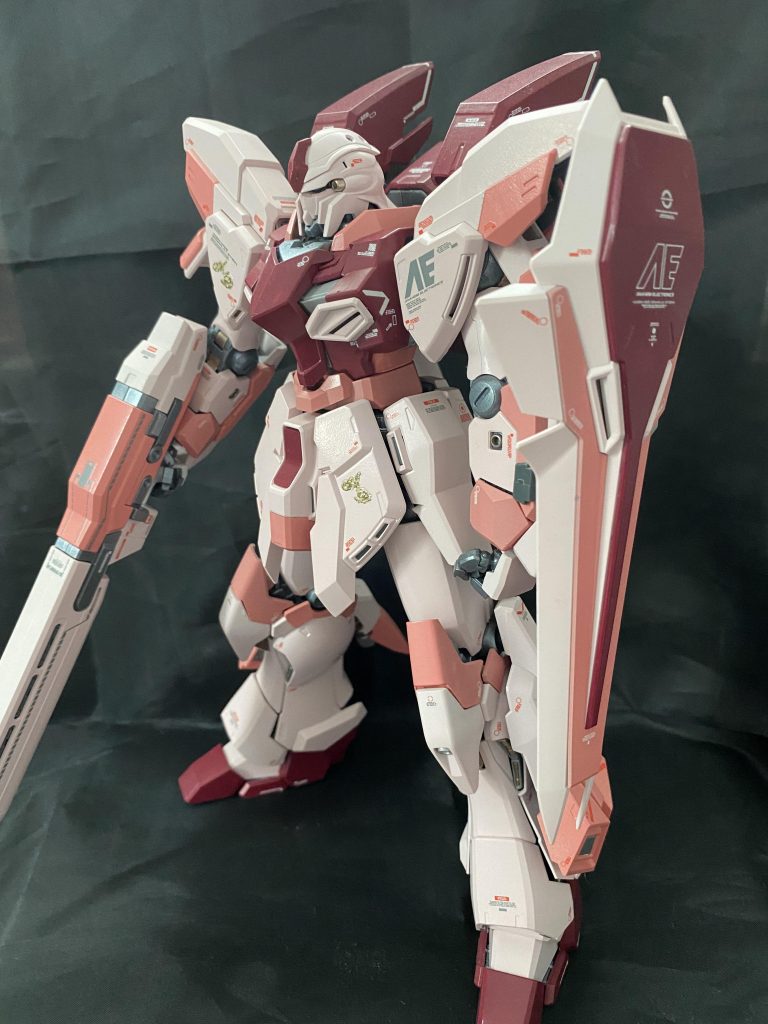 普通のシナンジュのABS樹脂の腰のフレームの捻じ切れたパーツがスタインでは余剰で普通のプラで付くとの情報を得て投げ売りされていたシナンジュスタインを購入！今考えると購入し易さと価格が嬉しかったなぁ！