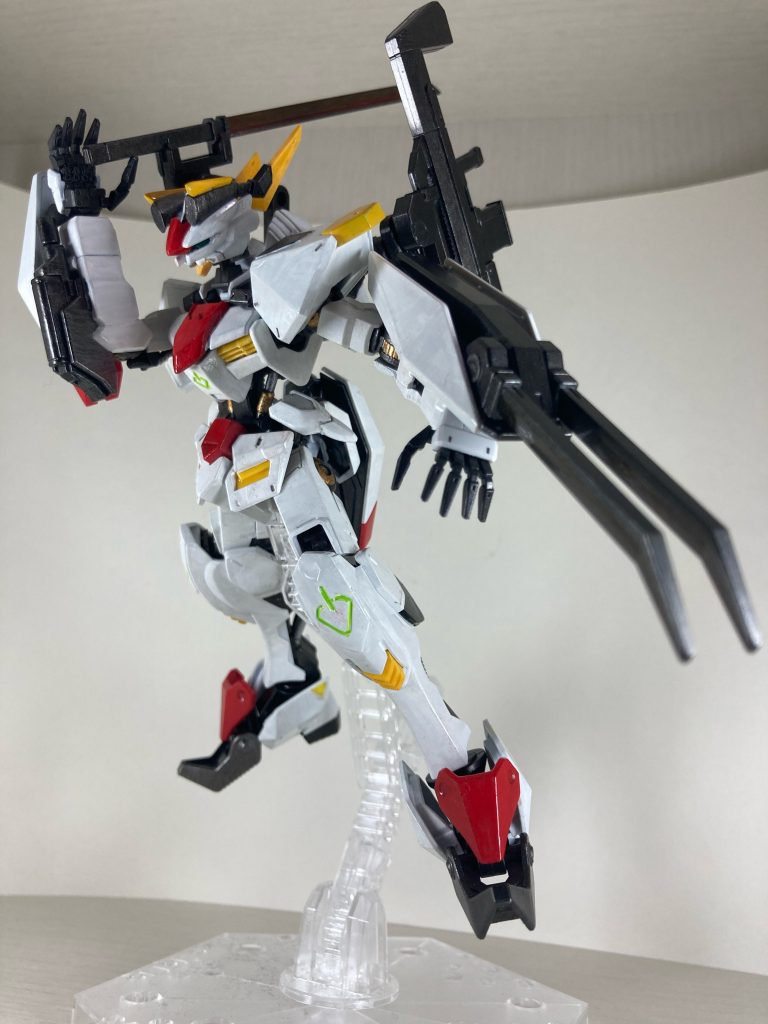 可動域はガンダムフレームと同じ。肩装甲がちょっと干渉して動き辛い。お気に入りは顔アーマーから覗くツインアイと腹部と膝の電源マーク。