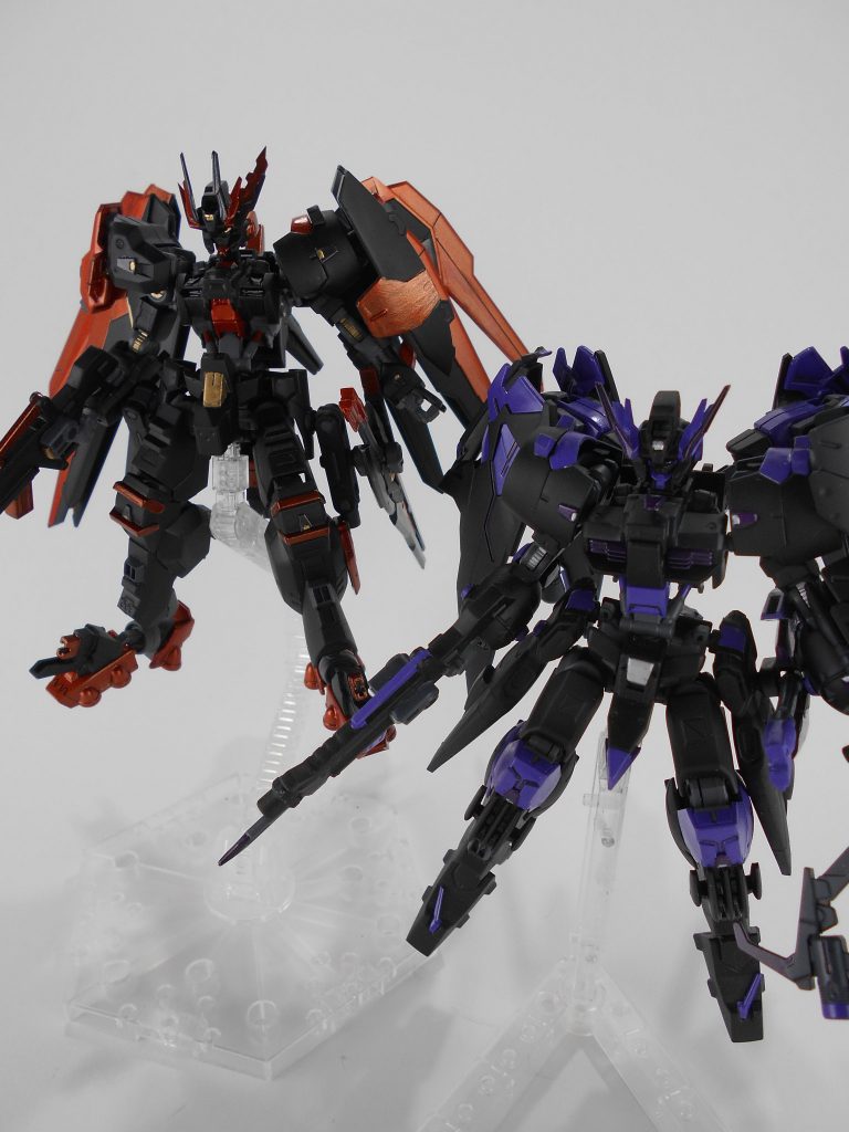 ASW-GS-21 ガンダム クルスートと比較。裏設定では兄弟機で武装面はかなり似ているものになっています。