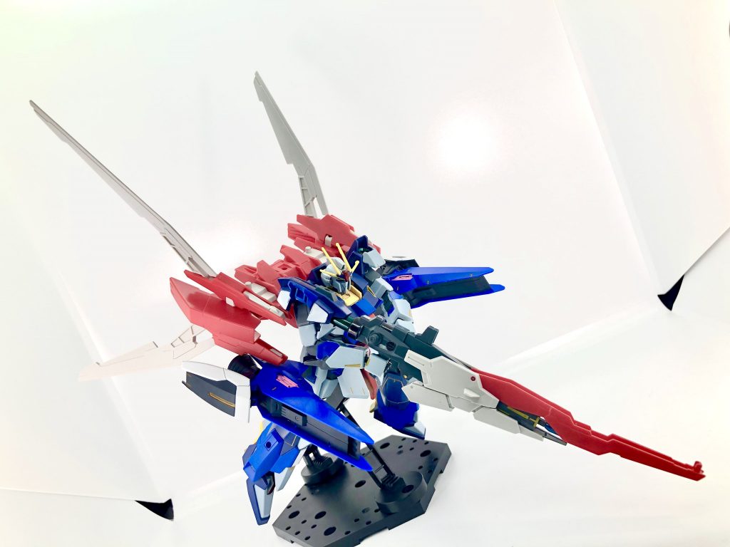 うーん、デカい、デカすぎるwライトニングガンダム自体が大柄な上に、巨大なウィング付きのBWS。さらにはテルティウムアームズまで盛っちゃったもんだから大ボリュームですよwもう地味とは言わせませんw