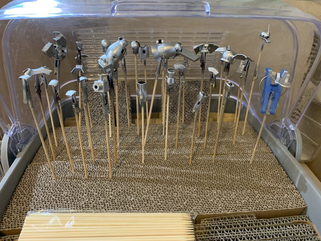 黒サフ→シルバー→薄め蛍光赤×5回手間はかかりましたが、楽しい工程でした。自分はツヤ消し+汚し派だと思ってたんですが、テカテカも好きになりました。