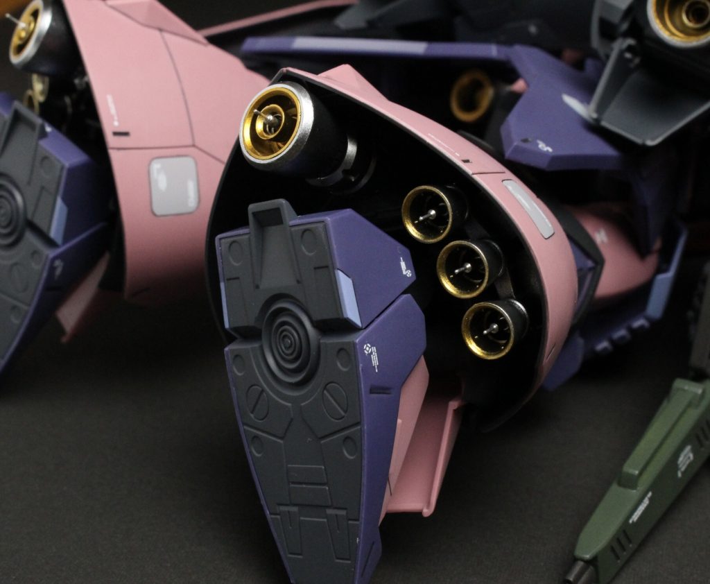 脚部装甲内の三連バーニア追加、メインバーニアの大型化により、メッサーの重装感とは反して、高い機動性を確保。