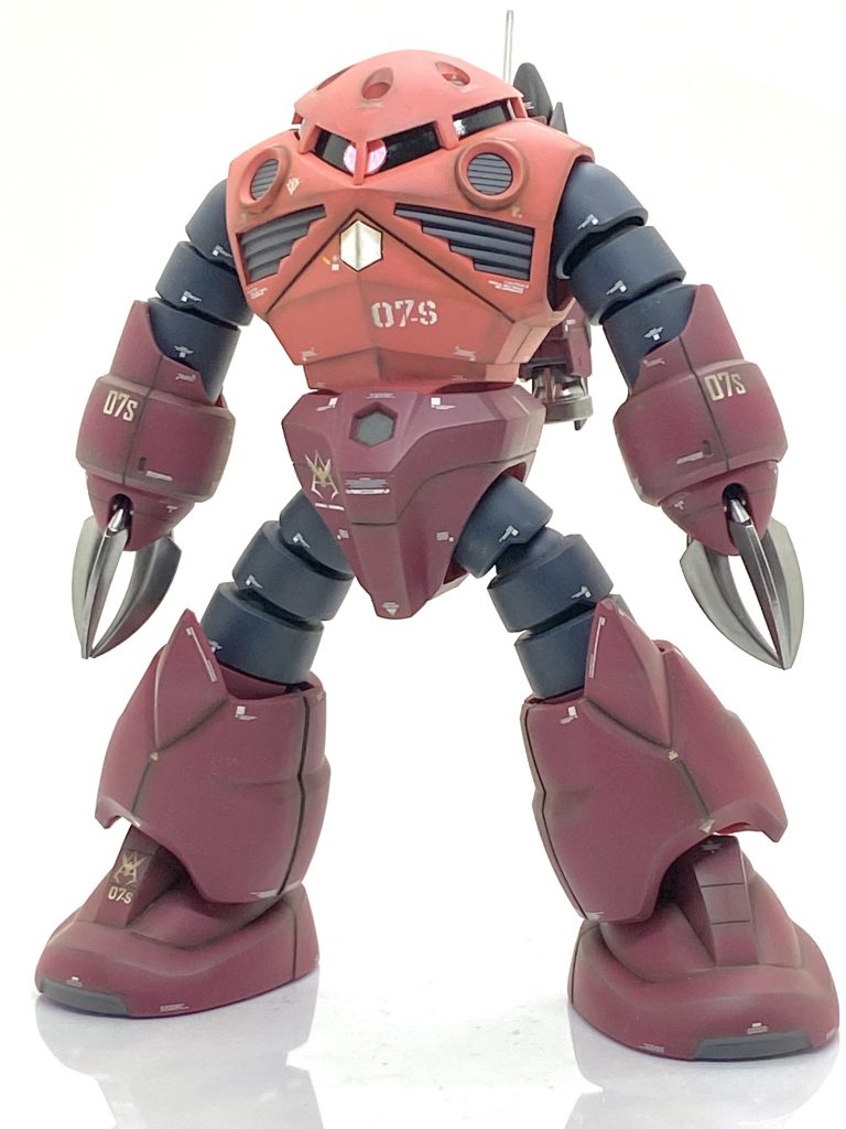 HGUC シャア専用ズゴックを成型色仕上げ+αで作ってみました。シャア専用のザクはライバル機ですから勿論ですがゲルググもそれなりに見せ場もありましだがシャア専用ズゴックはジャブロー攻略戦のみしか出てないので考えればレアなMSだと思います。ですが・・・やはりジムの腹を貫くシーンはインパクト抜群で旧キットは勿論の事、ミニジオラマも情景模型シリーズにも採用されているほどでした。ずっと昔にMGのシャア専用ズゴックは作った事があり「良く出来ているわ」と思いましたがHGのシャア専用ズゴックは初めて作るので(と言っても量産型ズゴックのカラーバリエーションですが)MG並みの精密感と量産型との違いをテーマに少し手を入れてみる事にしました。