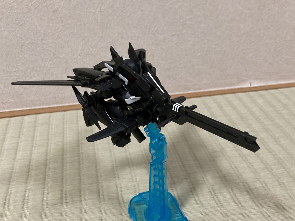 製作中まったく意図してなかったのですが、完成すると差し替えでなんちゃって航行形態に変形することができました。