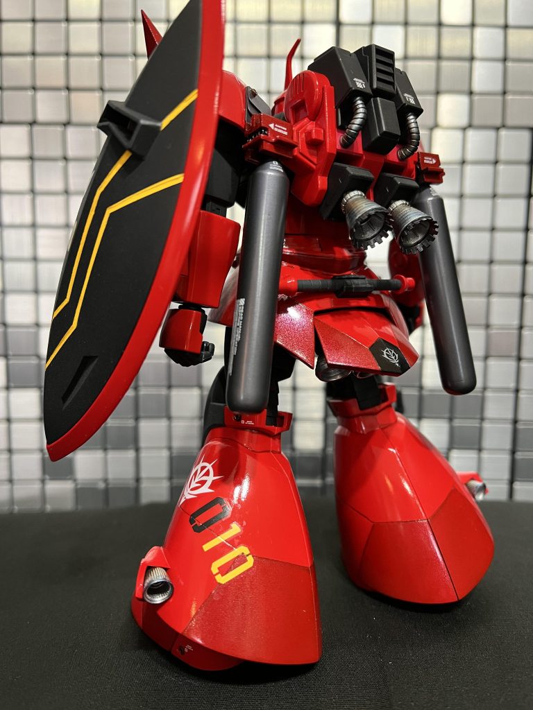 ツノ、股間、肩のトゲ、肉抜き穴はパテ盛り胴、肩関節、股関節、膝関節、足首は切ったり伸ばしたりでスタイル変更プラ板、ディテールアップパーツ貼り付けスジ彫　顔の整形で目付きを悪くなどなど書ききれないので、説明書のノーマルのシャアゲルググと見比べてみて下さい（╹◡╹）最後まで観覧ありがとうございました♪