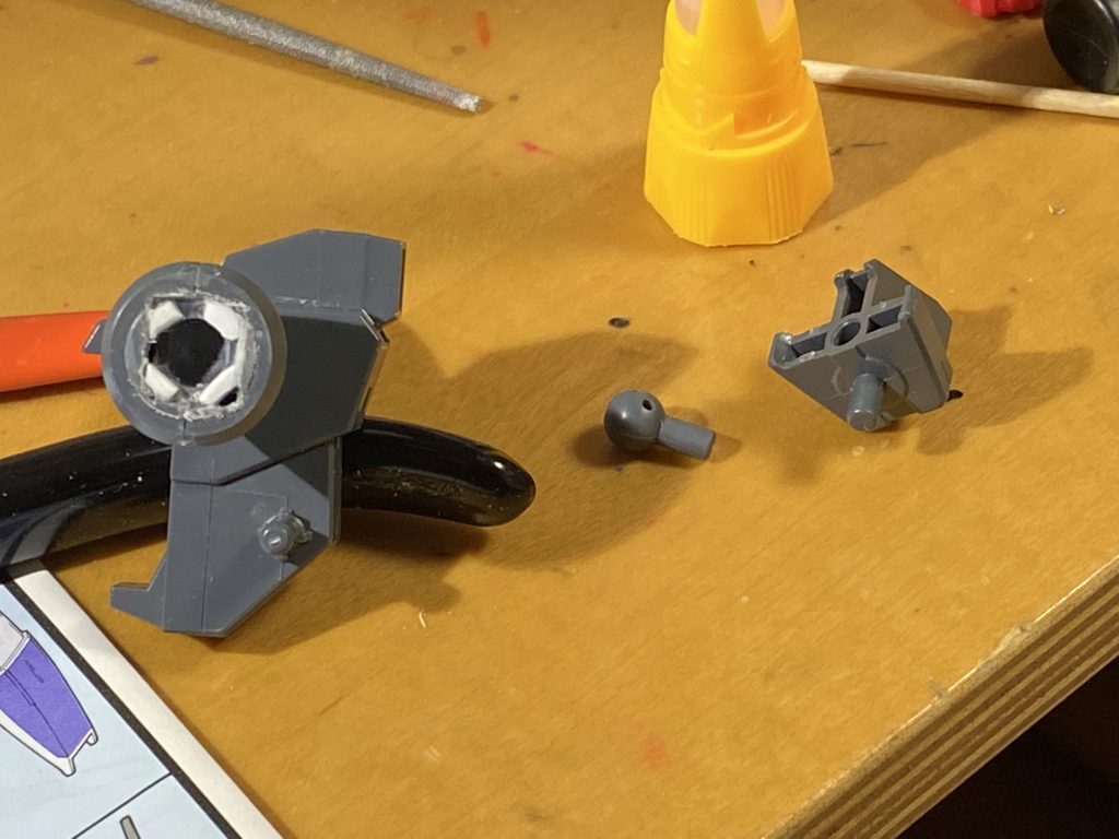 ブースターの基部にボールデンアームアームズのパーツを使いボールジョイントを埋め込み元の軸可動から可動範囲を広げています