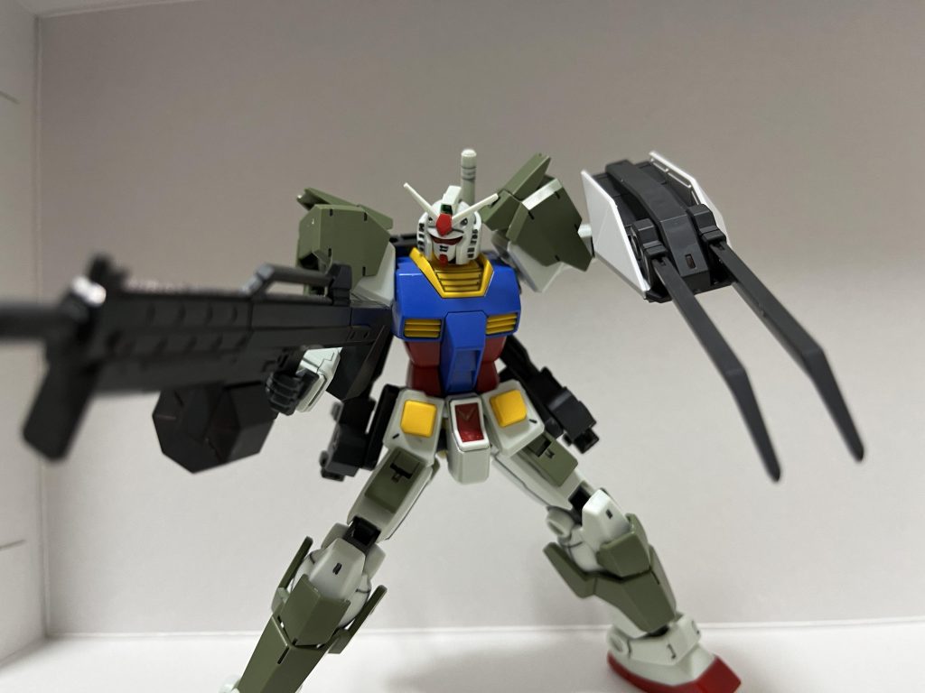 メイン武装はビームマシンガン、左手に装備したシールドクローとなっています。アーマー部分はグレイズを使用。