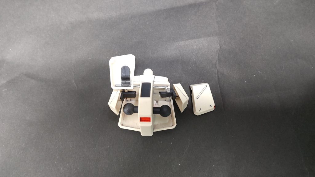 フロントアーマーは腰側のC字ジョイントとの接続用の棒をカット、アーマー中央に穴を開け、針金を通し、フロントアーマーの元の接続ジョイントを加工したもので挟んで固定してます。これによって90°上がるようになりました。