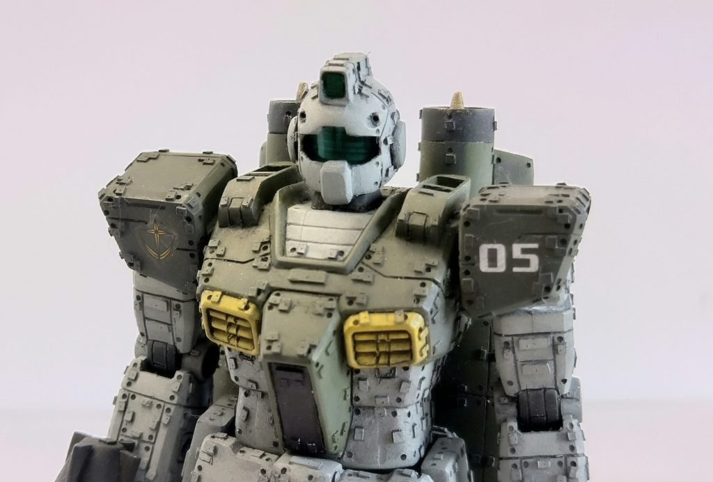 ガンダムの頭部を加工して小顔化のジム顔にしました。それと最近の作風でスジ彫り、プラ板によるディティールの追加しました。