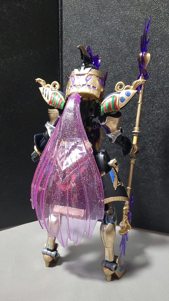 リアビューディナイアルガンダムのエフェクトパーツを利用して、髪があるように見せています。髪は可動しますので、ポーズ付けに貢献してくれます。