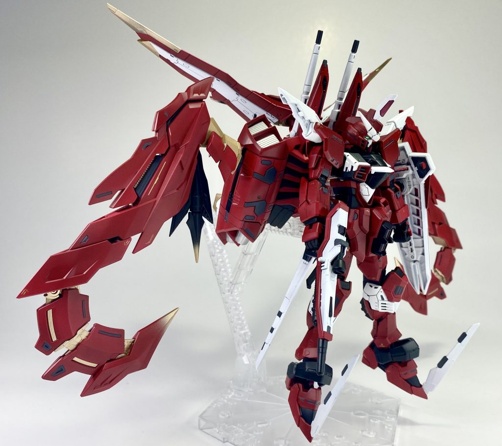 つま先と腰のパーツはRGストライカーパックからの流用しカットして接着しています。