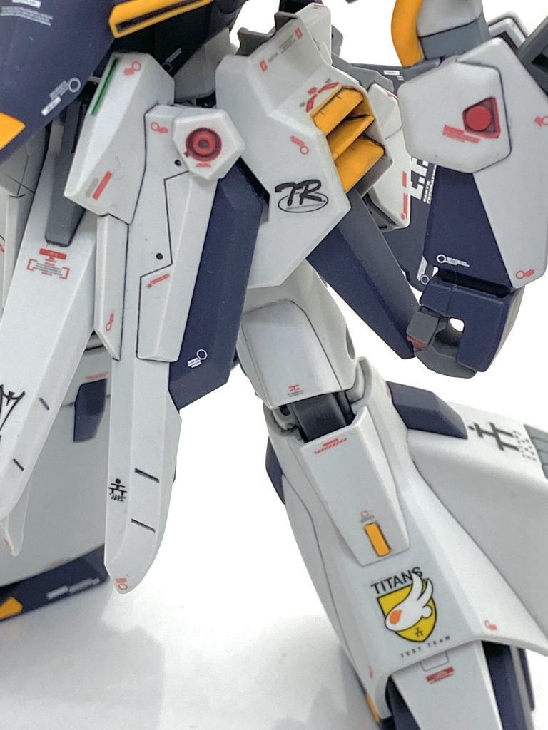サイドスカートのTRのロゴや脛の部隊章につかいました。