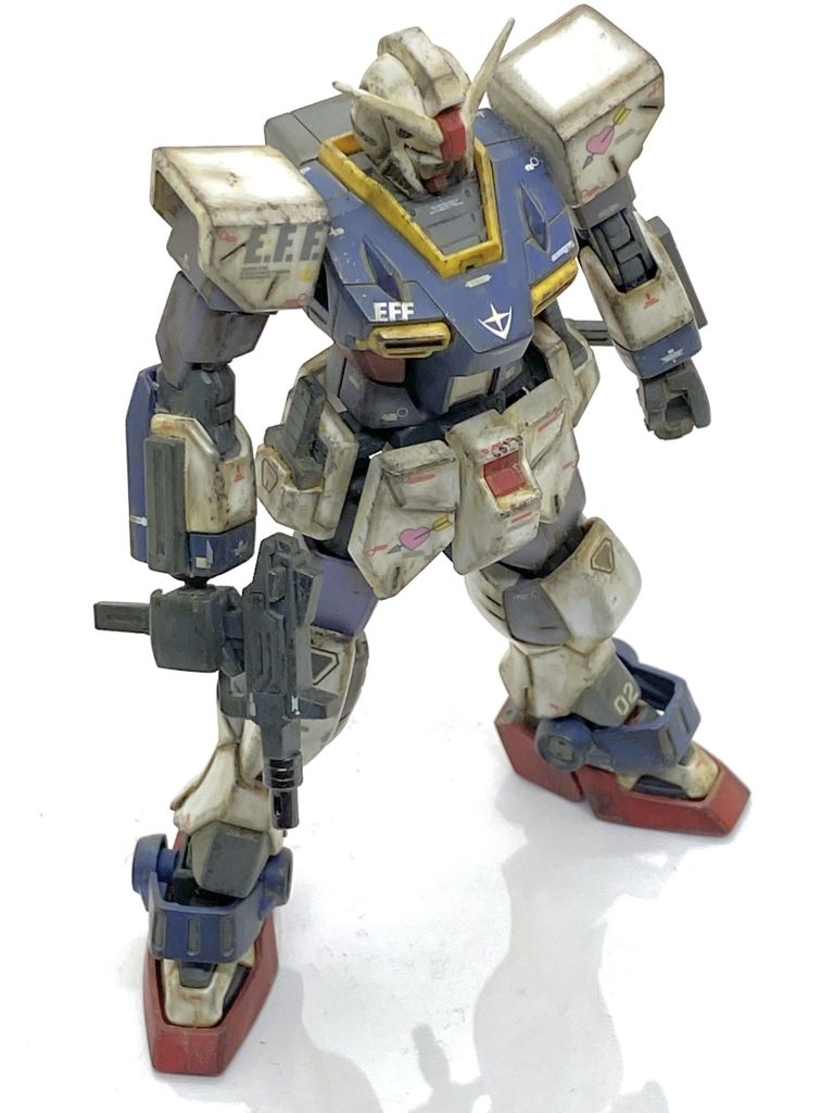 目の部分だけ切ったのとメインカメラはキット付属のホイルシールを使っています。ナンバーの02はアルバトロス隊が2号機をホワイトベースに届けるとゲームの攻略本に明確に出てたのでブルーディスティニー2号機のを流用しました。イメージとしてはイフリートの時と同じく最終決戦「死に行く者達への祈り」の一騎打ち寸前の感じで今回も汚しで重厚感を出せるようにしました。