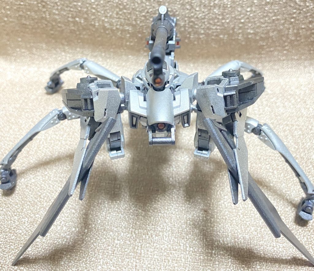 他ショットはこんな風。……まぁ、見て分かる人には分かるように、これもガンプラ。変形すると──