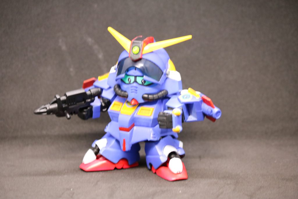 瞳入りの目がなかった為、自作シールを貼ってます。