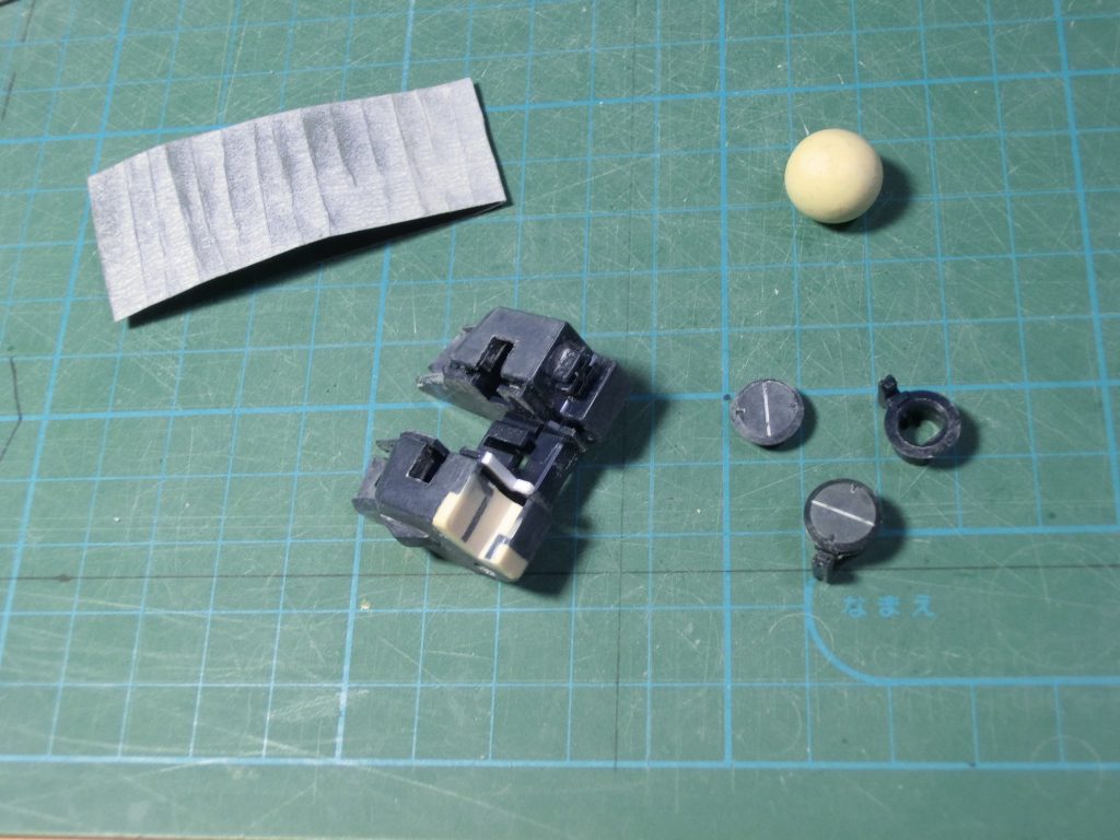 右のサーベル挿す側を切って削って埋めてHGUCのパーツを接着しました