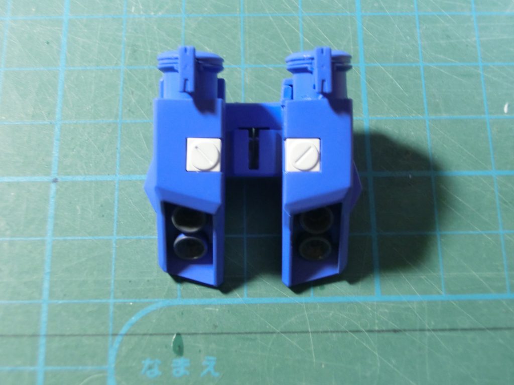 サーベル挿すところを切って削ってパテで埋めてHGUCのパーツを接着しました