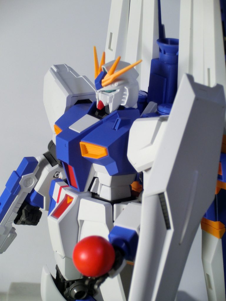 フィンファンネル6基しかないので3本づつ背負ってみましたサザビーのコックピットは余ったパテを丸めて赤く塗りました平手はHGUCのユニコーンガンダムのものを使用