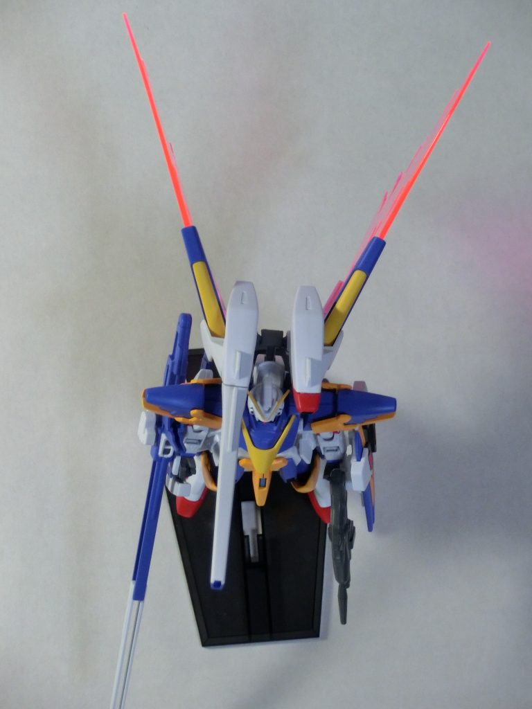 バスターパーツを装着すると綺麗なVの字が崩れるのでミノフスキードライブをバスターではなく直接V2に付けバスターを被せる感じで解決しました