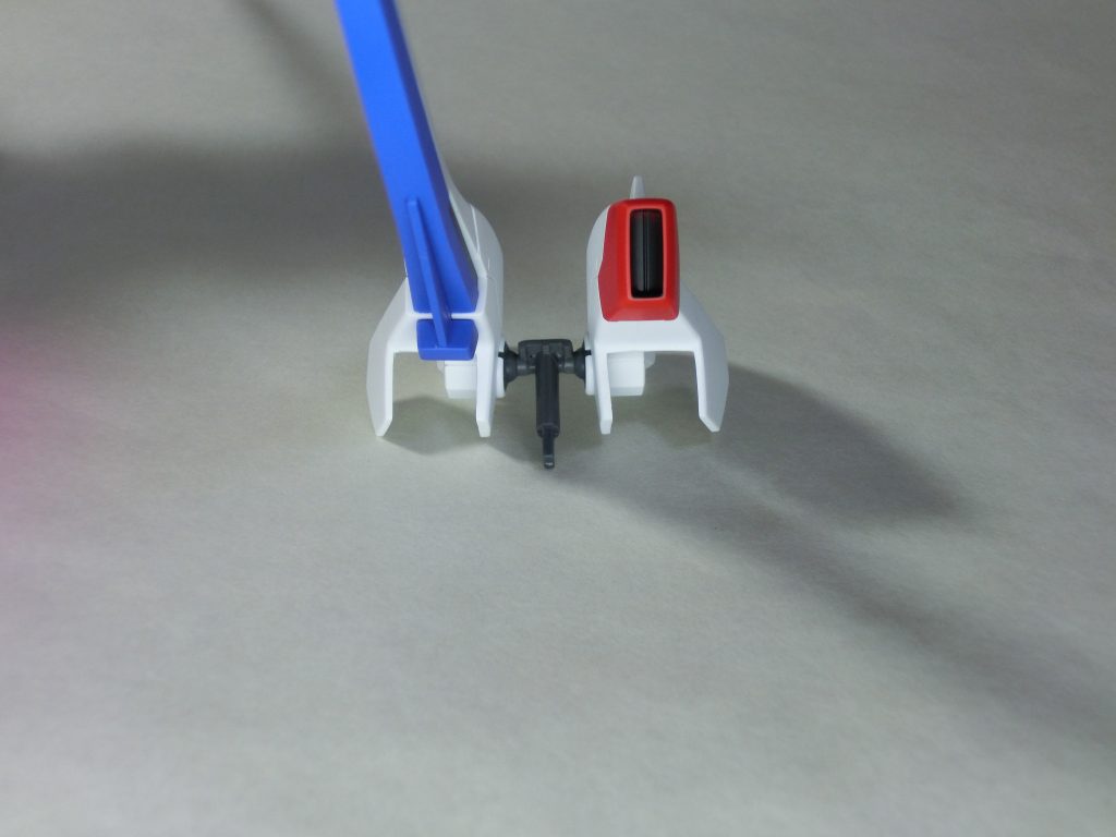 バスターパーツを繋ぐT字の部品は切って詰めて幅を狭くしましたバスターパーツはミノフスキードライブに干渉しないように一部切り取りました