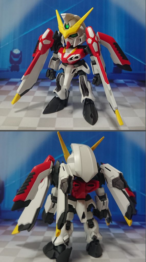 フェニックスガンダムの前後ろ。クロスシルエットフレームを使用、各所肉抜き穴埋め。オプションの手首を一式揃え、ガンダムマーカーで部分塗装しました。