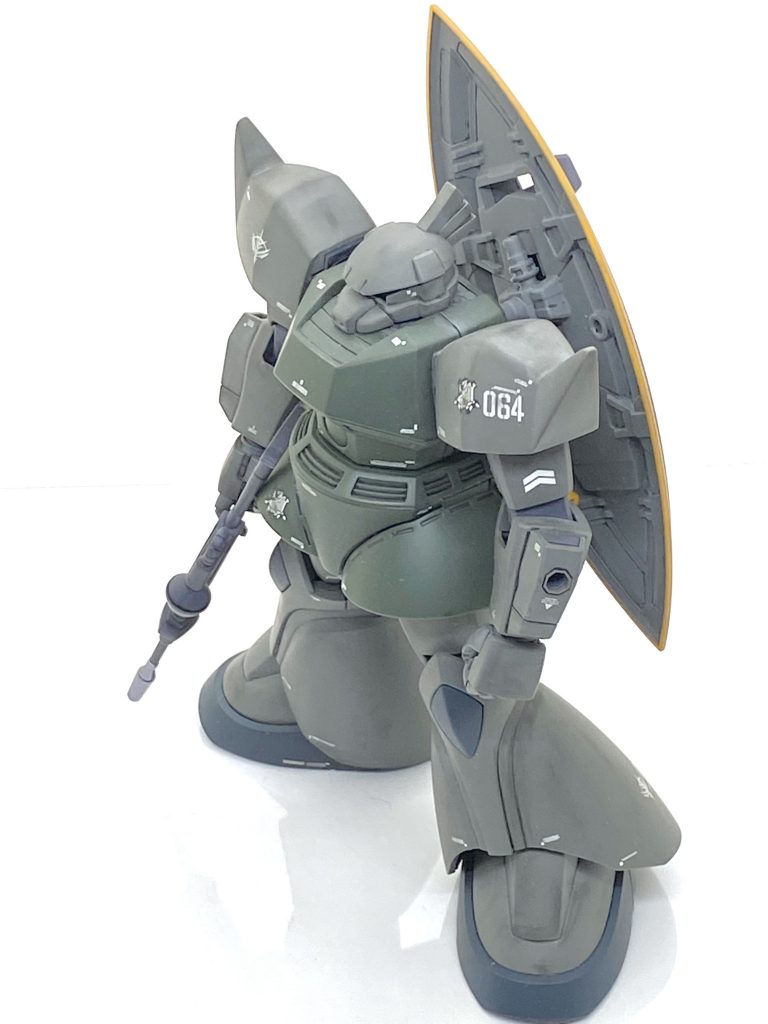 メタリック以外の部分は(クレオス)Mr.カラーGXスーパースムースクリアーを吹き付けており、(タミヤ)ウェザリングマスターのススやグレーで簡単に汚しを入れていますが劇中では新鋭機だったので控えめにしています。