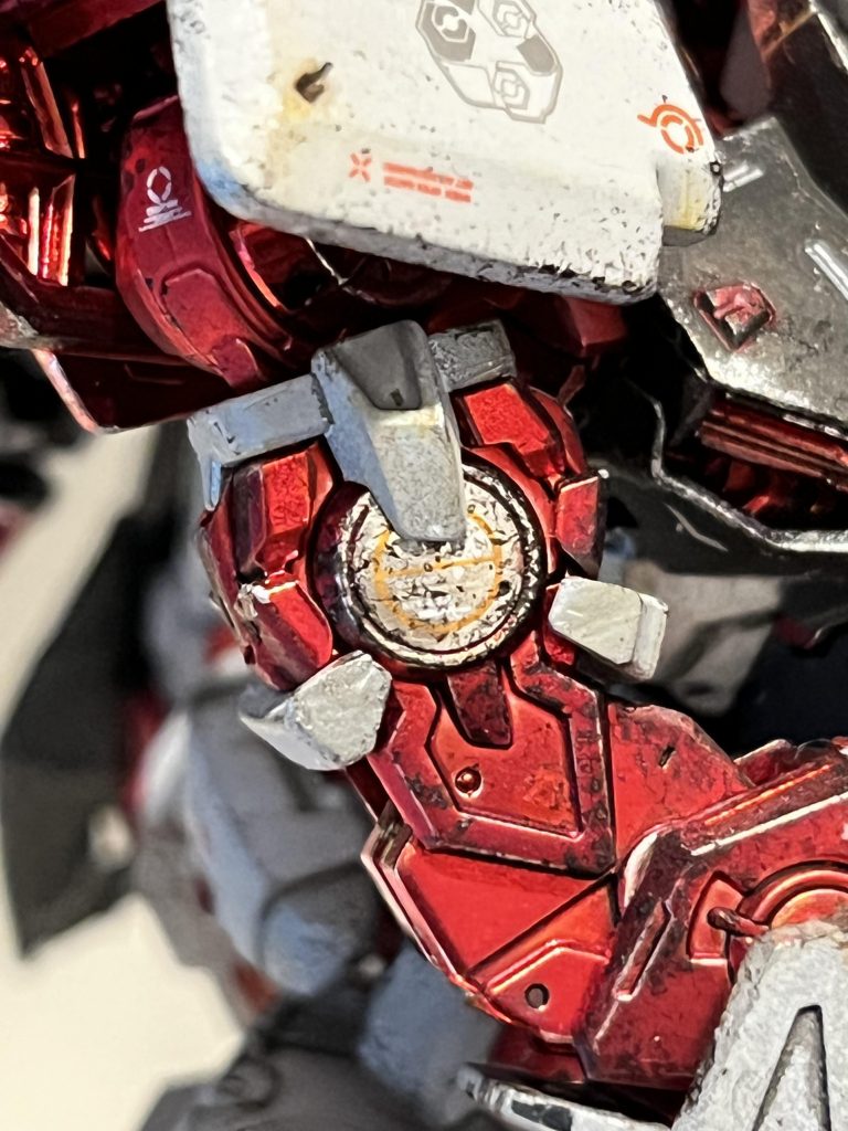 ラッカー系のクリアースプレーでメッキが剥げる場合があり、特に厚吹して溜まりができてたのか、右腕上腕の円形にデカールもメッキ下地ごと剥げて成形色が剥き出しになってしまった箇所がありました…ガンダムマーカー銀メッキペンで隠してデカール貼ってシタデル筆塗りしてチッピングしました。これはこれで良いアクセントになったかも。反対側や前腕の丸い箇所も同じにすれば良かったかも。