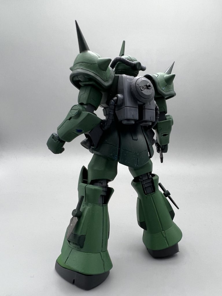 通常のグフからの改良点は背部に搭載されたグラウンドソナー、腰部に増設された小型スラスター。また、ジャングルでの動きを阻害しないように肩部スパイクは直線的な物を採用している。