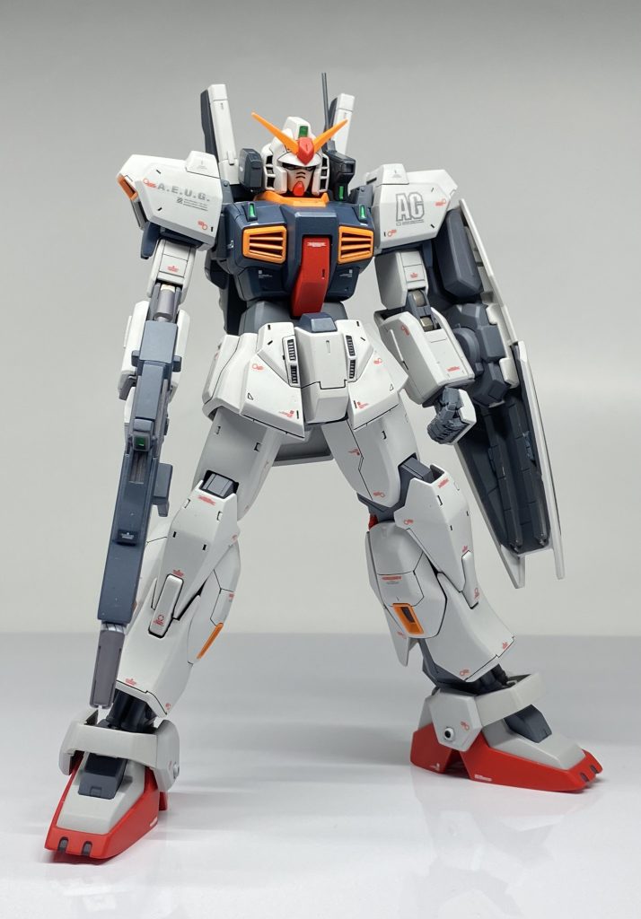 キットは少しマッシブ過ぎる様に感じて脚部を細め、肩は広く高くしています。お腹やフロントアーマは延長しております。