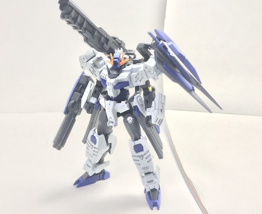 正面。原型機と比較して面制圧に主眼を置いた武装構成であり、ミサイルポッドの代わりに増設されたGNハイパーメガカノン及び、額のGNハイメガキャノンによって並の機体を凌駕する火力アベレージを確保している。