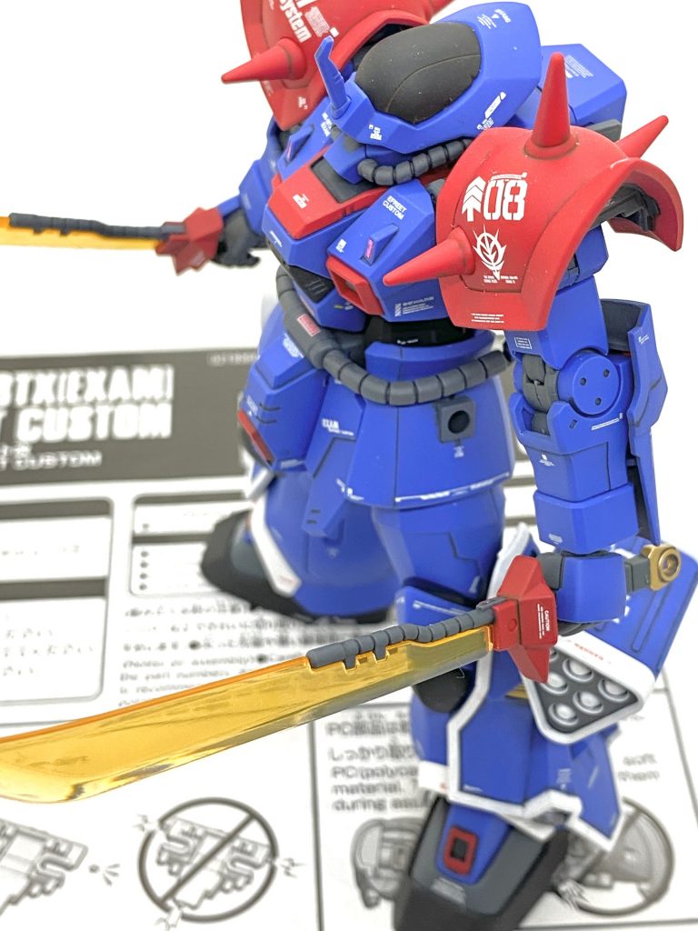 最後は説明書と。HGUCのイフリート系で一番パーツ分けされてないイフリート改が一番辛く、成型色仕上げでも塗装が難儀でしたが青を塗らないだけで難易度が全然違い、GXスーパースムースクリアーやEx-クリアーという高品質な塗料のおかげで全塗装しなくても自分の中では見れる作品になりました。昔は「イフリート改なんて塗り分け地獄だから作る事はない！」と思っていましたが・・・合わせ目の少ない分割、設定に準じたカッコいいガンダムデカールがあったおかげでモチベーションが上がり10日ほどで完成してしまったのは本当に僥倖であります。特に赤色のガンダムカラー ニムバスレッドはイメージ通りの成形色より深い赤色でイフリート改の風格と強敵ぶりが出ますからお勧め出来ます(まだ、たまに店頭在庫で見る事があります)。イフリート改はガンダムベースでメタリックグロス版が販売されているので再版されにくいナハトやオリジナルと違い、多少は手に入りやすいと思うのでブルーディスティニー系と一緒に並べてみては如何でしょうか？ご覧して頂きありがとうございました。
