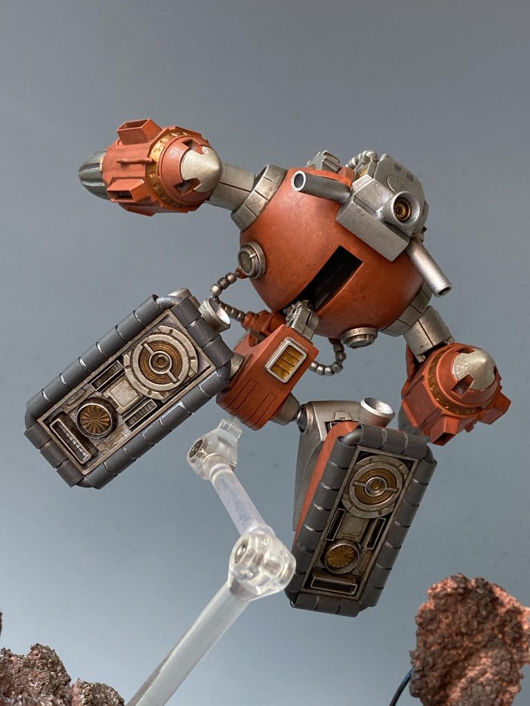 足裏は切り離した上で、プラ板と市販パーツで新造。ランナーとプラパイプでフロート部も作りました。