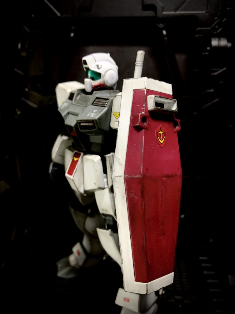 ウェザリングの汚れは最小限に。シールドなどエッジの部分はシルバーでの塗装剥げ表現を追加。