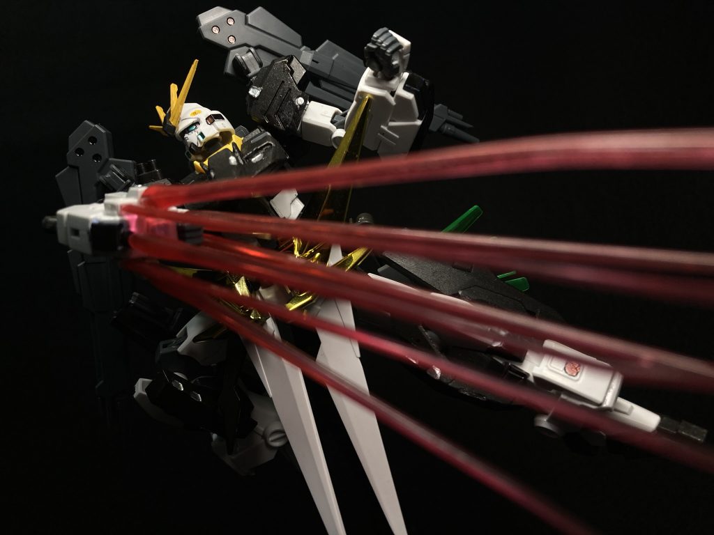 右腕部7連ビームサーベルorビームガンビームガンとしてもビームサーベルとしても使えます！しかしエネルギーを多段に使うのが弱点