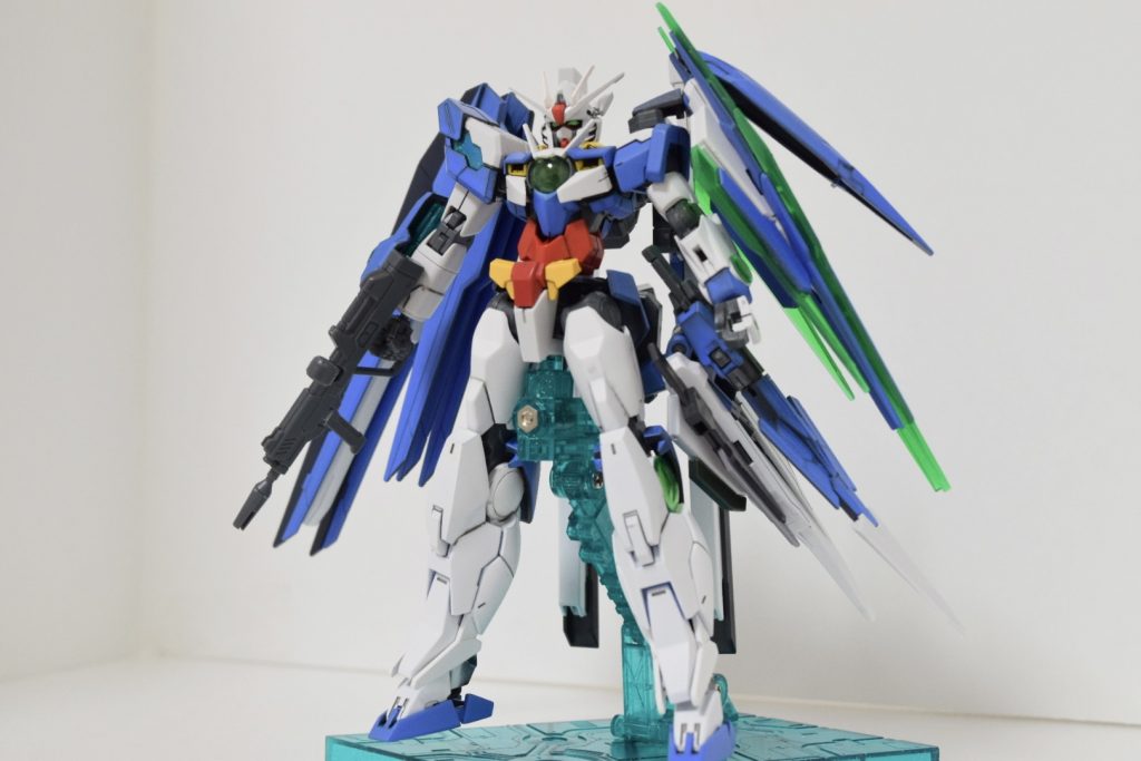 正面です。クアンタが非対称なデザインのため思い切って左右別々のものを付けてみました。コバルトブルーで塗装し、ダブルオーライザーのデザイナーズカラーを意識した淡い感じに仕上げています。グラハムガンダムを意識して腰からアームを伸ばして2個目のバイザーを取り付けています。装備は選択式でGNコンバットナイフか、ABCビットをさらに2セットマウントするかです。